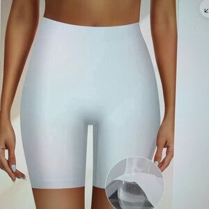 Seamless Shapewear White,
High Waisted, 7” Inseam, Size L